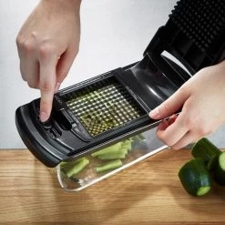 Gefu Treppo Kubus- En Staafsnijder Kunststof Zwart -Boetiekwinkel voor keukengerei 89471 gefu wuerfel stifteschneider treppo 08 600x600 1