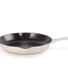 Le Creuset Skillet Koekenpan ø 26 Cm Gietijzer Meringue -Boetiekwinkel voor keukengerei lc 20200220 hl ps fs 20182267160422 001