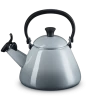 Le Creuset Kone Fluitketel 1,6 Liter Staal Mist Grey -Boetiekwinkel voor keukengerei lc 20201215 zs ps fs 40101025410000 001
