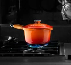 Le Creuset Sauspan Met Deksel En Houten Steel ø 18 Cm Gietijzer Vulcanique -Boetiekwinkel voor keukengerei le creuset sausegryte 18l vulkan 1