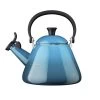 Le Creuset Kone Fluitketel 1,6 Liter Staal Deep Teal 1 Le Creuset Kone Fluitketel 1,6 Liter Staal Deep Teal -Boetiekwinkel voor keukengerei le creuset kone fluitketel 1 6 liter staal deep teal