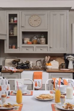 Ulster Weavers Cats In Waiting Ovenwant Katoen Oranje -Boetiekwinkel voor keukengerei lifestyle ncaw 0023 1 1