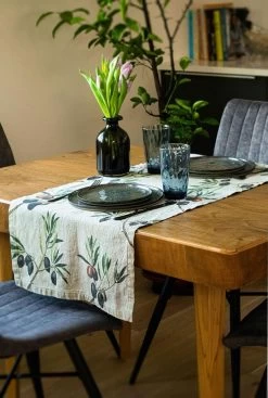 Oldenhof Olives Tafelloper 46 X 136 Cm Linnen -Boetiekwinkel voor keukengerei linoroom tablerunner olives4 scaled 1