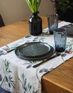 Oldenhof Olives Tafelloper 46 X 136 Cm Linnen -Boetiekwinkel voor keukengerei linoroom tablerunner olives5 34