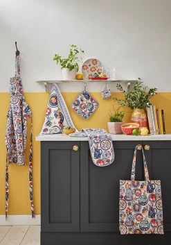 Ulster Weavers Mediterranean Plates Schort Katoen Blauw -Boetiekwinkel voor keukengerei mediterranean plates main klein