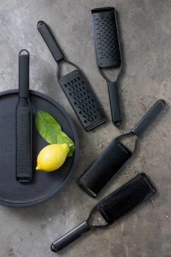 Microplane Black Sheep Rasp Ribbon Rvs Zwart 8 Microplane Black Sheep Rasp Ribbon Rvs Zwart -Boetiekwinkel voor keukengerei microplane black sheep group all lemon 5 3