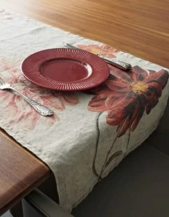 Oldenhof Dahlia Tafelloper 46 X 136 Cm Linnen 7 Oldenhof Dahlia Tafelloper 46 X 136 Cm Linnen -Boetiekwinkel voor keukengerei red dahlia floral decorative table runner linoroom 6
