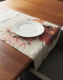 Oldenhof Dahlia Tafelloper 46 X 136 Cm Linnen 8 Oldenhof Dahlia Tafelloper 46 X 136 Cm Linnen -Boetiekwinkel voor keukengerei red floral farmhous table runner linoroom 7