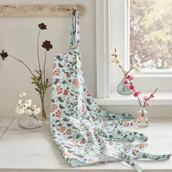 Ulster Weavers Spring Floral Schort Katoen Blauw -Boetiekwinkel voor keukengerei rhs spring floral apron cameo klein