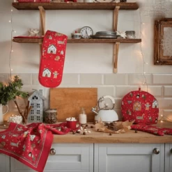 Ulster Weavers Festive Friends Lange Pannenlap Katoen Rood -Boetiekwinkel voor keukengerei schermopname 369 2