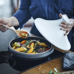 Emile Henry Delight Tajine ø 26 Cm Keramiek Zwart -Boetiekwinkel voor keukengerei schermopname 732